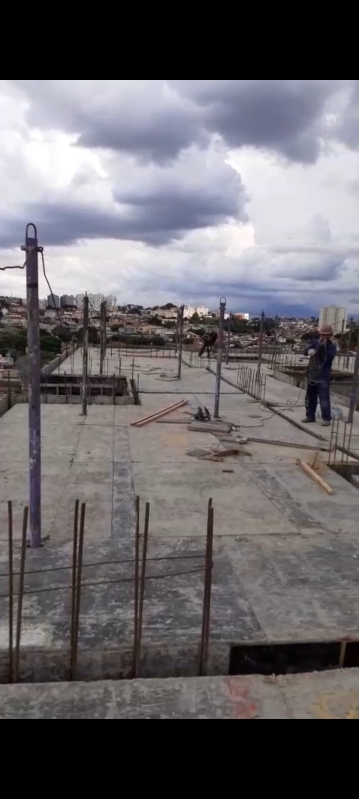 Esperas de pilares salientes da laje concretada