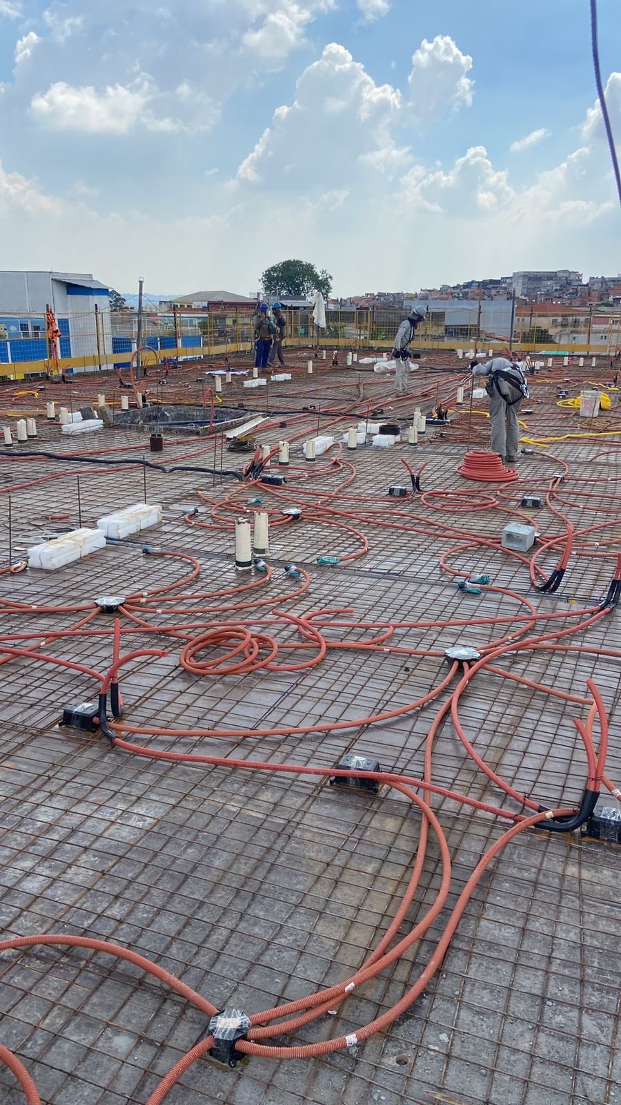 Tela soldada com eletrodutos e caixas elétricas embutidas