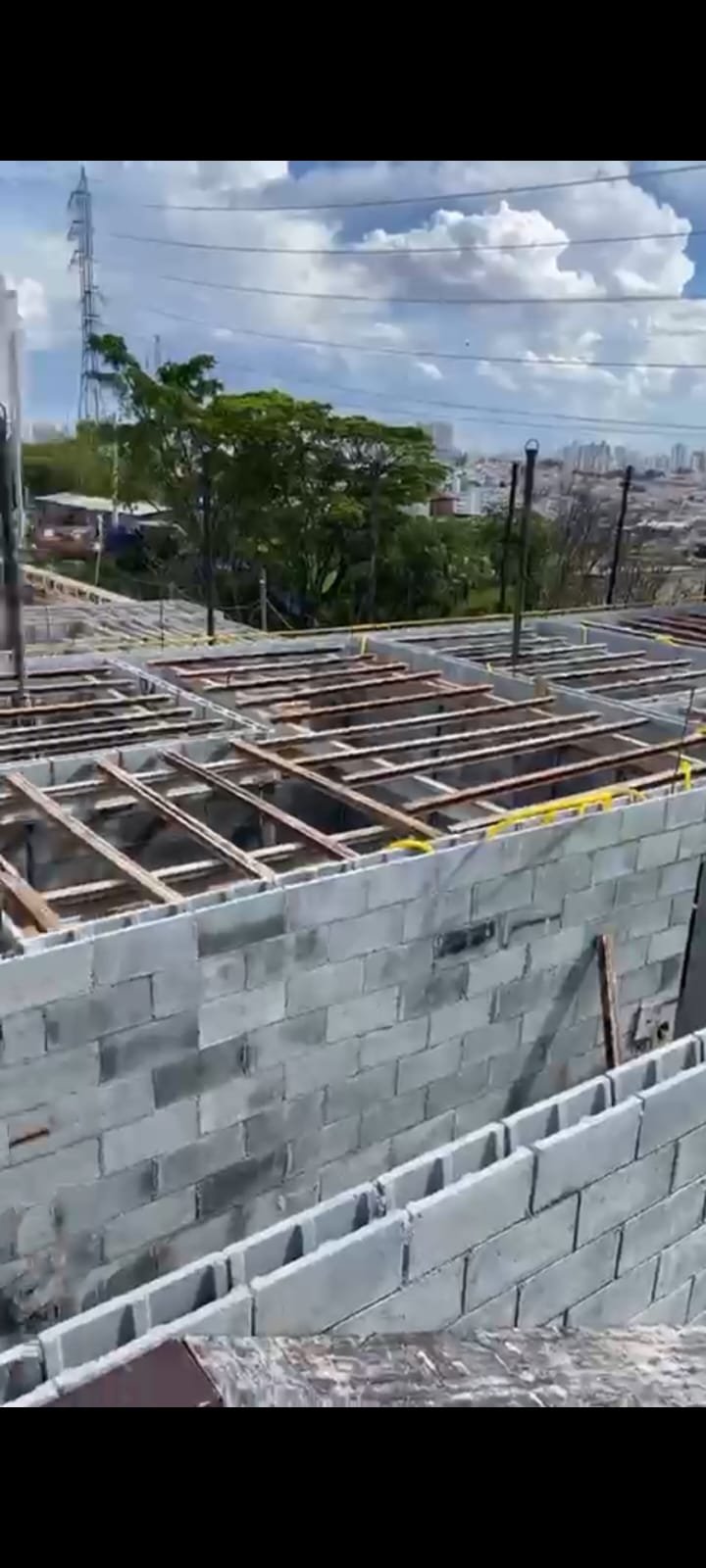 Construção de casas e mansão — obra em andamento